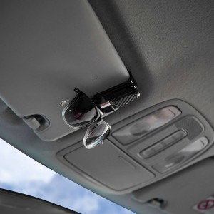 Держатель очков на солнцезащитный козырек двойной серебристо-черный AIRLINE AH-GH-02 AIRLINE