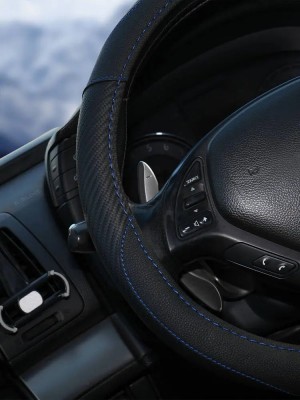 Оплетка на руль, искусст. кожа, текстура карбон, черная, син. прошивка, 38 см/М  AWS-LI-16M AIRLINE