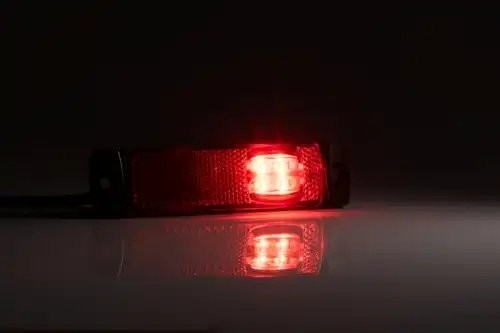 фонарь габаритный !красный LED 12/24V прямоуг. 130x45x13 с кабелем L=50см\Schmit FT018CLED FRISTOM