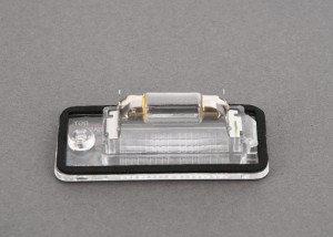 Фонарь освещения знака номерного AUDI A3,A4 (05-) правый OE 8E0 943 022 B VAG