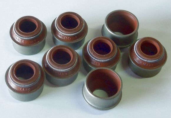 Колпачки маслосъемные ваз-2101-2110,2121-213,газ (дв. змз-406) (ком-т 8шт) автов 21081007026 LADA VAZ