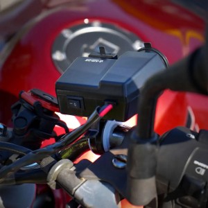 Розетка для мотоциклов "AIRLINE" USB влагозащитная, с вольтметром и прикуривател AEBJ208 AIRLINE