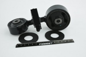 Подушка двигателя правая TM-043 FEBEST