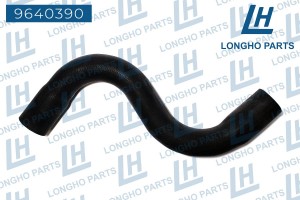 Патрубок CHEVROLET Aveo (12-) (1.6) радиатора МКПП верхний LONGHO 9640390 LONGHO PARTS