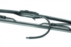 Комплект щеток стеклоочистителя 650 мм комплект 2шт. с форсункой 9XW206480-831 HELLA